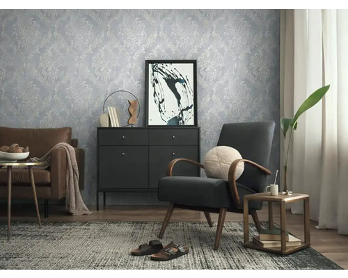 Obývacia izba s tapetou so vzorom, kreslom a komodou