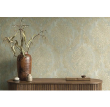 Izba s tapetou so vzorom kvetov a komoda s dekoráciou