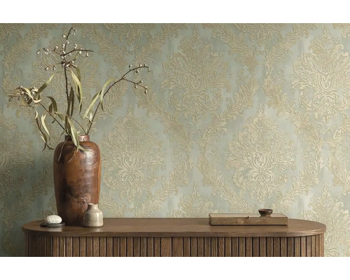 Izba s tapetou so vzorom kvetov a komoda s dekoráciou