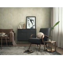 Obývacia izba s pohovkou, kreslom, komodou a dekoráciou