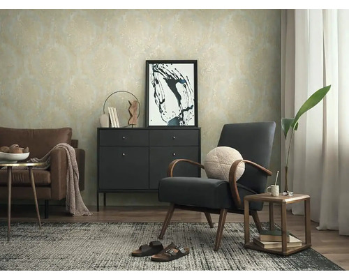 Obývacia izba s pohovkou, kreslom, komodou a dekoráciou