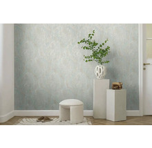 Interiér s tapetou so vzorom, dekoratívnou vázou a sedacou stoličkou