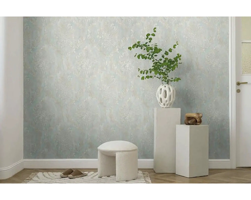 Interiér s tapetou so vzorom, dekoratívnou vázou a sedacou stoličkou