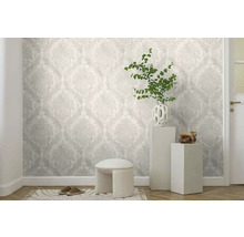 Svetlá miestnosť so vzorovanou tapetou, malou stoličkou, dekoráciou a dverami