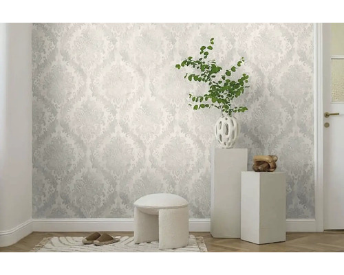 Svetlá miestnosť so vzorovanou tapetou, malou stoličkou, dekoráciou a dverami