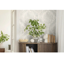 Svetlá izba so vzorovanou tapetou, príborníkom a dekoratívnymi prvkami