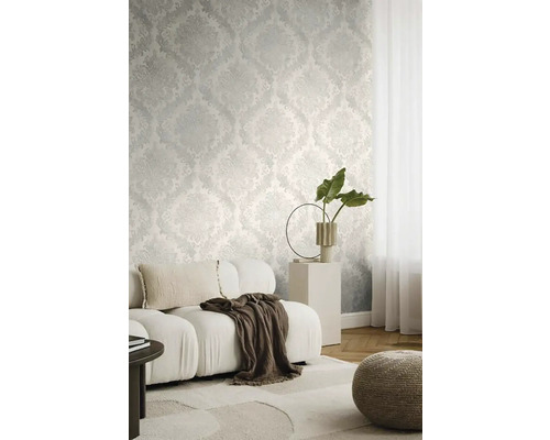 Obývacia izba s tapetou so vzorom, pohovkou a dekoráciou