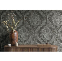 Dekoratívna obývacia izba s vzorovanou tapetou, drevenou komodou a vázami