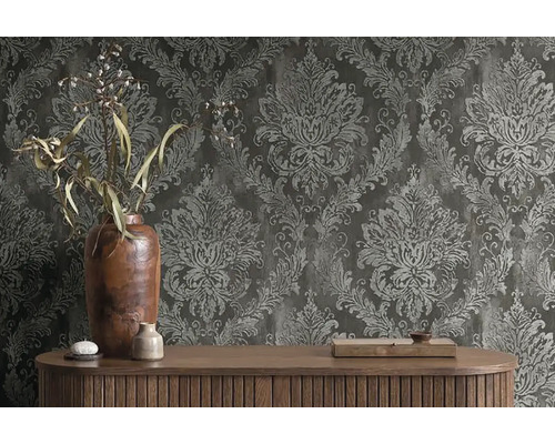 Dekoratívna obývacia izba s vzorovanou tapetou, drevenou komodou a vázami