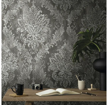 Dekoratívna tapeta s kvetinovým vzorom za stolom s predmetmi