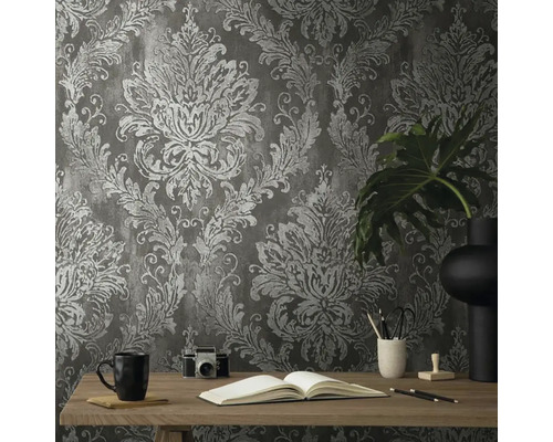 Dekoratívna tapeta s kvetinovým vzorom za stolom s predmetmi