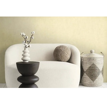 Dekoratívna obývacia izba s pohovkou, príručným stolíkom, vankúšom a košíkom