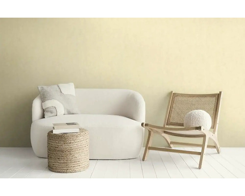 Svetlá a priateľská scéna izby s pohovkou, kreslom a príručným stolíkom