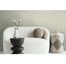 Dekoratívne bytové prostredie s pohovkou, príručným stolíkom, vázou s bavlnenými vetvami, vankúšom a úložným košom