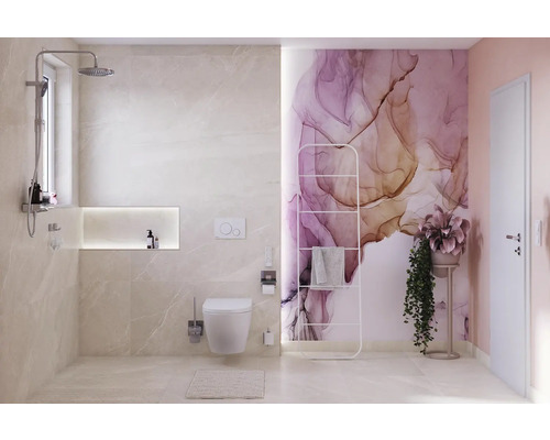 Moderná kúpeľňa so sprchou, toaletou, ohrievačom uterákov a dekoratívnou tapetou