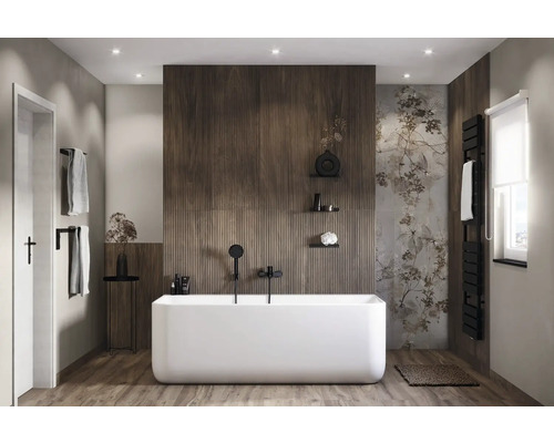 Moderná kúpeľňa s voľne stojacou vaňou, dreveným obkladom a kvetinovými akcentmi.