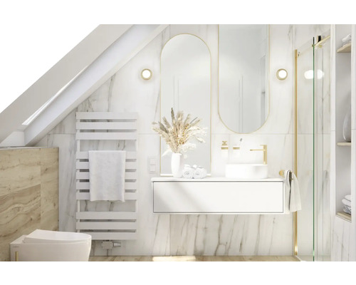 Svetlá kúpeľňa s umývadlom, zrkadlom, radiátorom a toaletou pod šikmou strechou