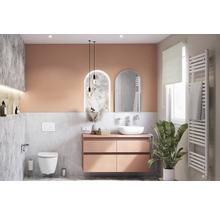 Moderná kúpeľňa s umývadlovou skrinkou, zrkadlovou skrinkou, toaletou a radiátorom