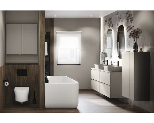 Svetlá kúpeľňa s vaňou, umývadlom, zrkadlom a toaletou