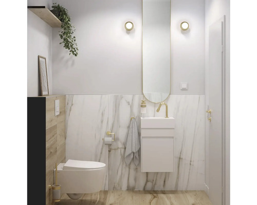 Moderná kúpeľňa s toaletou, umývadlom a zrkadlom