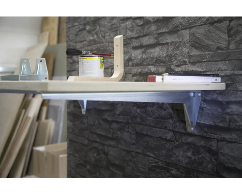 Skladací stôl na stenu s náradím a materiálmi