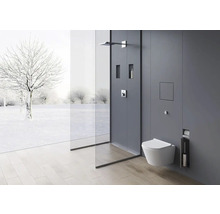 Moderná kúpeľňa so sprchou, toaletou a výhľadom na zasneženú krajinu