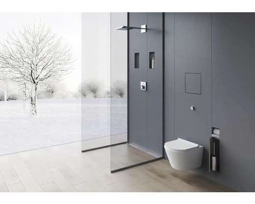 Moderná kúpeľňa so sprchou, toaletou a výhľadom na zasneženú krajinu