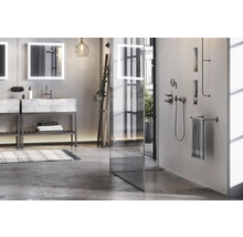 Moderná kúpeľňa so sprchou, umývadlom a zrkadlom