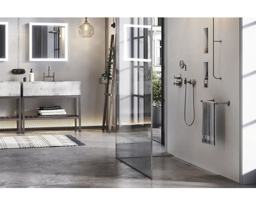 Moderná kúpeľňa so sprchou, umývadlom a zrkadlom