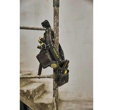 Taška na náradie Stanley s rôznym náradím visí na tyči.