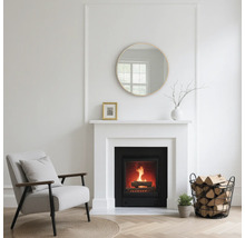 Obývacia izba s krbom, kreslom a košom na drevo