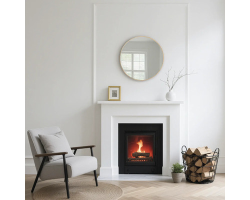 Obývacia izba s krbom, kreslom a košom na drevo