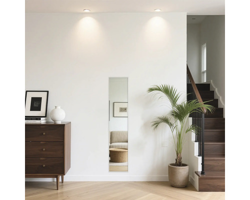 Interiér s komodou, zrkadlom, izbovou rastlinou a schodiskom