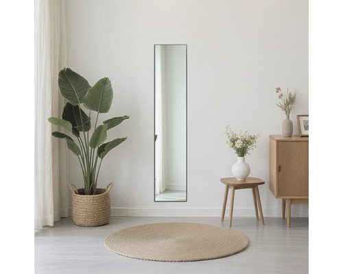 Pohľad do miestnosti s obdĺžnikovým zrkadlom, rastlinou a komodou