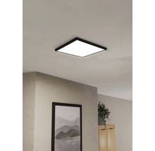 Štvorcové stropné svietidlo v interiéri