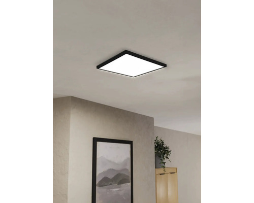Štvorcové stropné svietidlo v interiéri