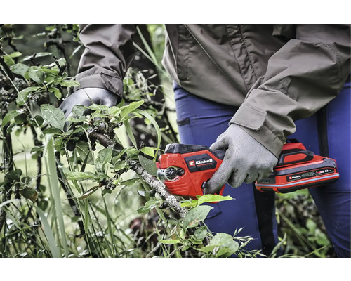 Akumulátorové záhradné nožnice pri prerezávaní konárov