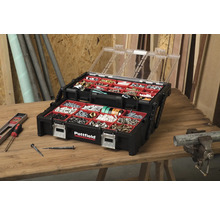 Otvorený kufrík Pattfield na skrutky a klince na drevenom stole