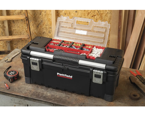 Otvorený kufor na náradie so sortimentom drobných dielov a logom Pattfield