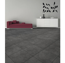 Obývacia izba s ležadlom, príborníkom a dekoráciou na stene