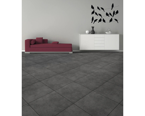 Obývacia izba s ležadlom, príborníkom a dekoráciou na stene