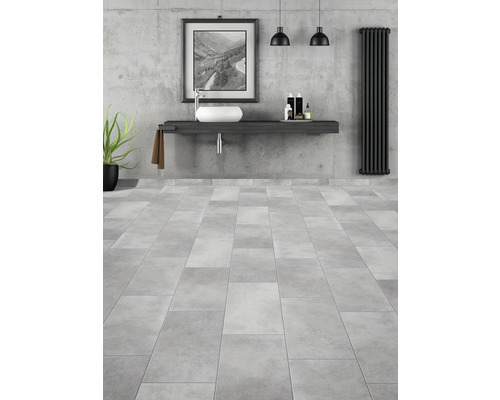 Moderná kúpeľňa s umývadlom, umývadlovou misou, radiátorom a dlažbou.