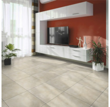 Obývacia izba s podlahovými dlaždicami, biely obývacia stena a izbové rastliny