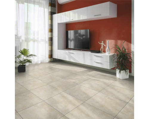 Obývacia izba s podlahovými dlaždicami, biely obývacia stena a izbové rastliny