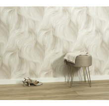 Interiér so vzorovanou tapetou, stoličkou a topánkami