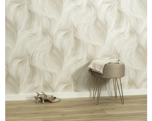 Interiér so vzorovanou tapetou, stoličkou a topánkami