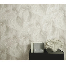 Štruktúrovaná tapeta s vlnitým vzorom v obývacej izbe