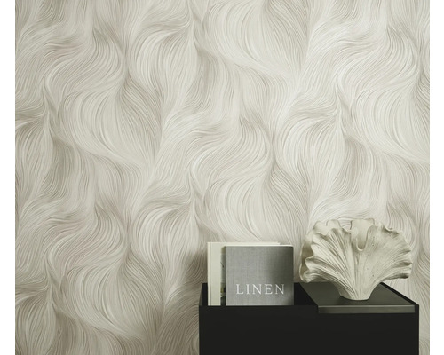 Štruktúrovaná tapeta s vlnitým vzorom v obývacej izbe