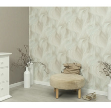 Scéna s tapetou so vzorom, stoličkou, kabelkou a dekoráciou vo svetlej miestnosti.