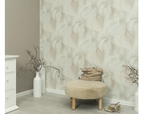 Scéna s tapetou so vzorom, stoličkou, kabelkou a dekoráciou vo svetlej miestnosti.